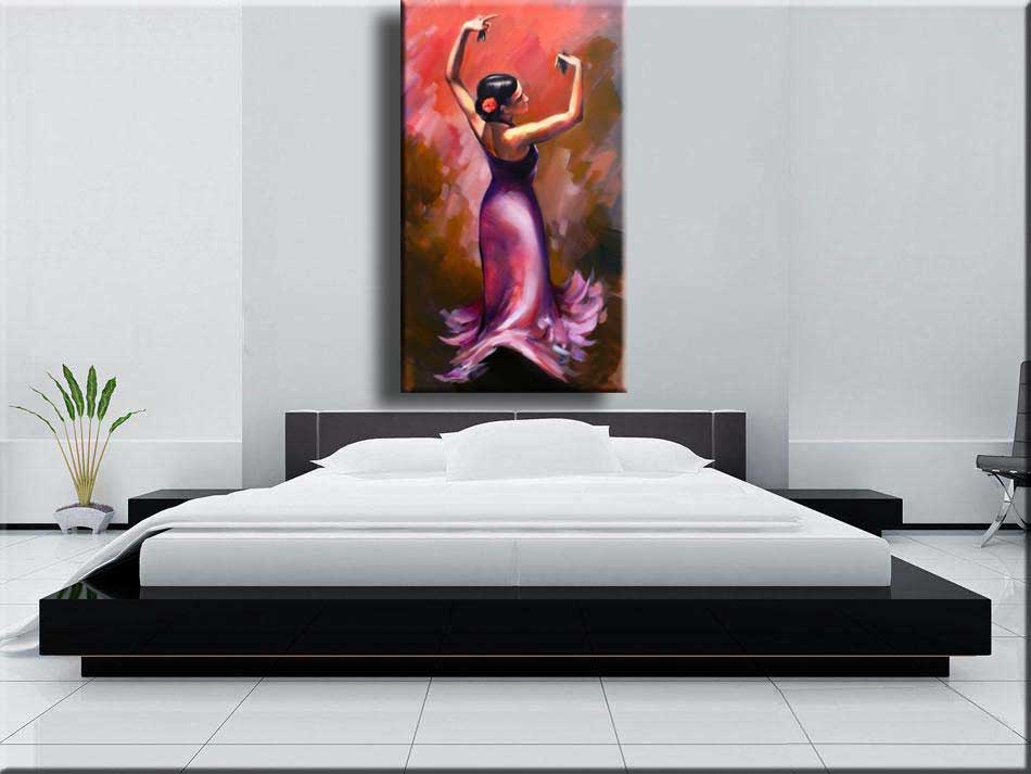 Vrouwenschilderij met schone vrouw in paarse jurk in de slaapkamer
