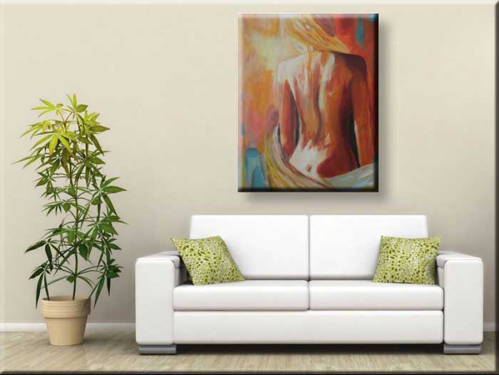 vrouw-met-ontbloot-bovenlichaam-en-doek-interieurfoto